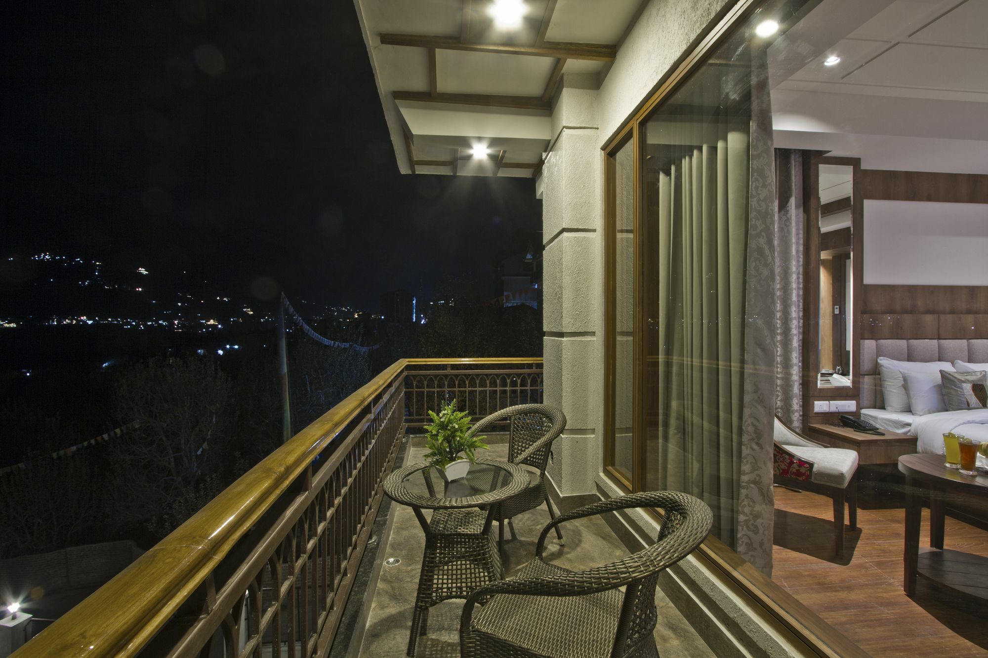 Alokik Resort- Pure Veg Manāli Buitenkant foto